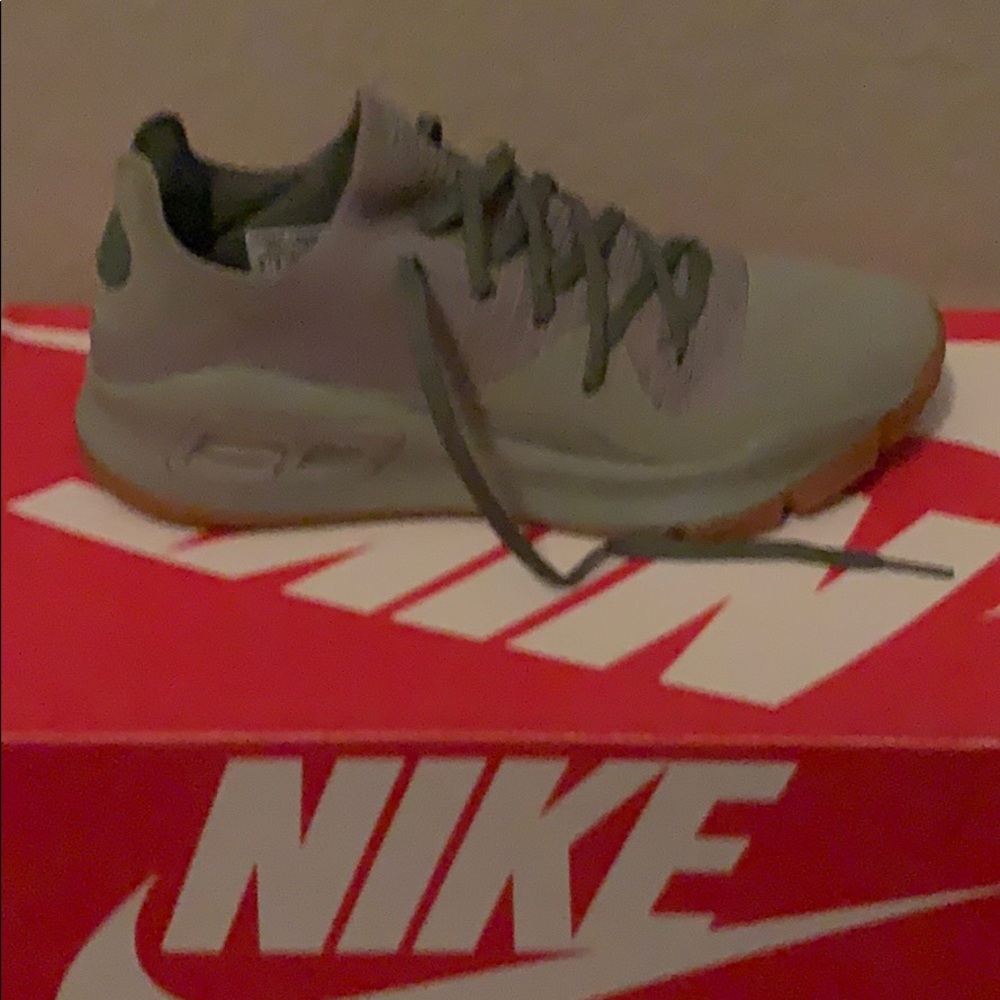 Curry 4 low green Size 9